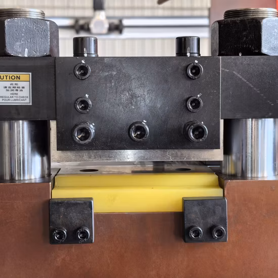 Máquina portátil de dobra e cisalhamento para barramento